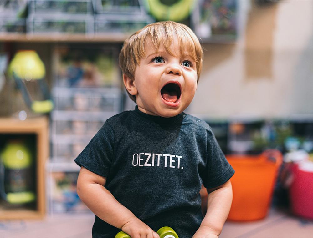 Donkergrijze T-shirt met opdruk OEZITTET