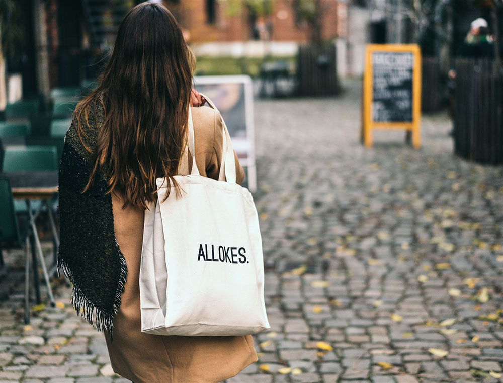 Vrouw met totebag met opdruk ALLOKES.