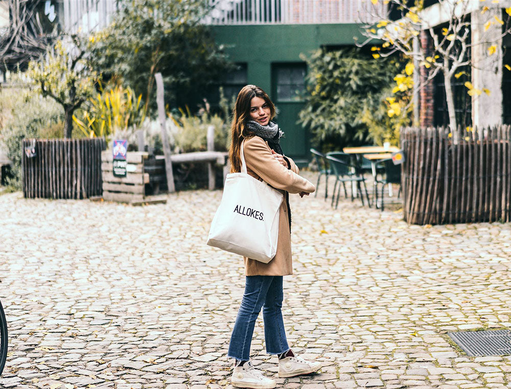 Vrouw met totebag met opdruk ALLOKES.