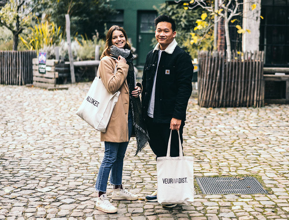 Man en vrouw met totebag met opdruk VEURWADIST.