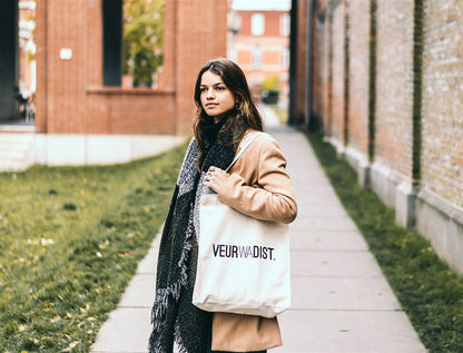 Vrouw met totebag met opdruk VEURWADIST.