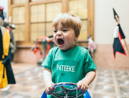 Groene T-shirt met opdruk PATEEKE.