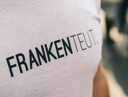 Close-up van lichtgrijze T-shirt met FRANKENTEUT.