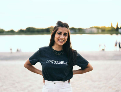 OESTODDERNA. Donkergrijze unisex T-shirt voor volwassenen