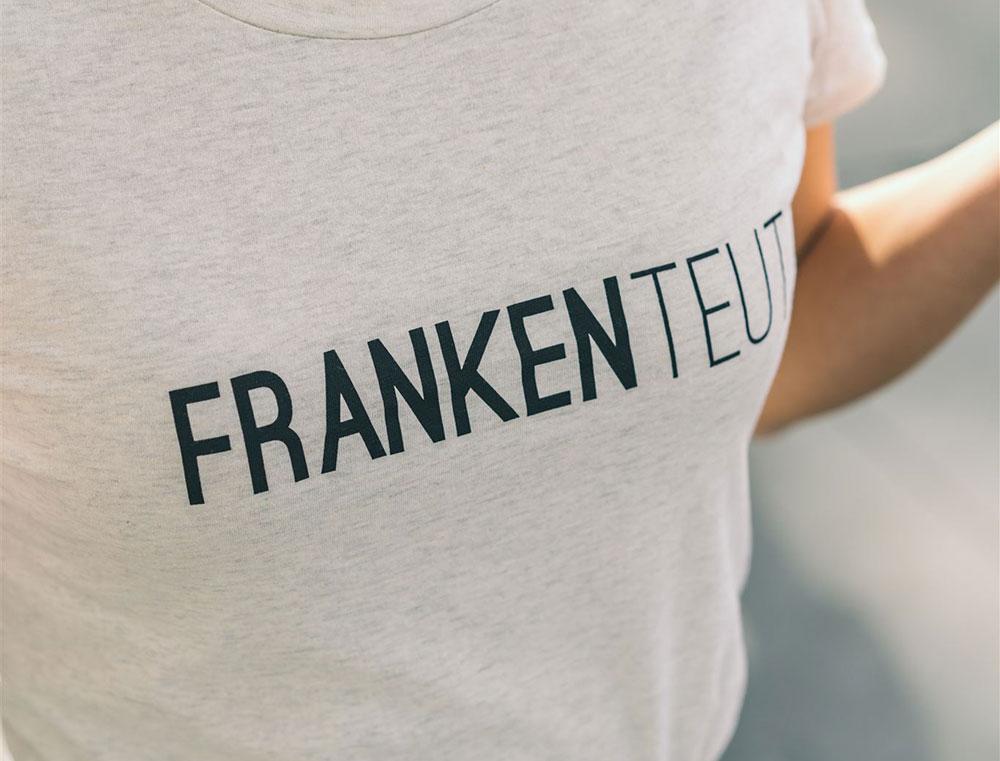 Close-up van lichtgrijze T-shirt met FRANKENTEUT.