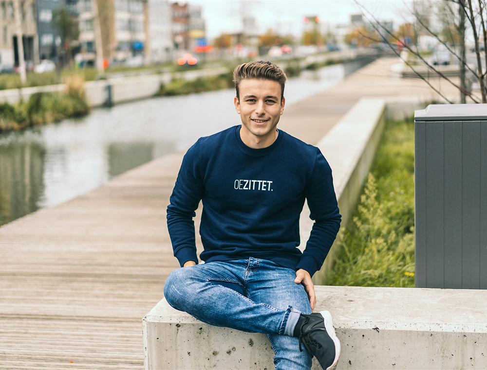 Blauwe trui met opdruk OEZITTET