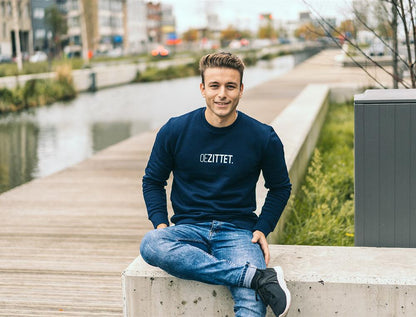 Blauwe trui met opdruk OEZITTET