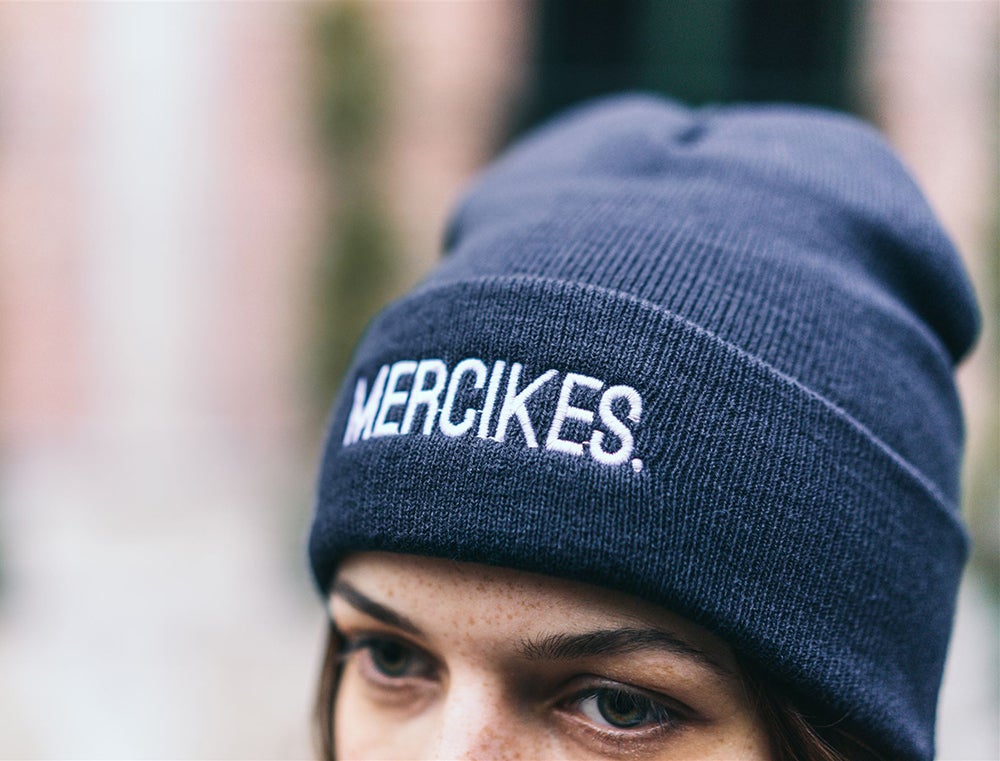 Blauwe muts met opdruk MERCIKES.