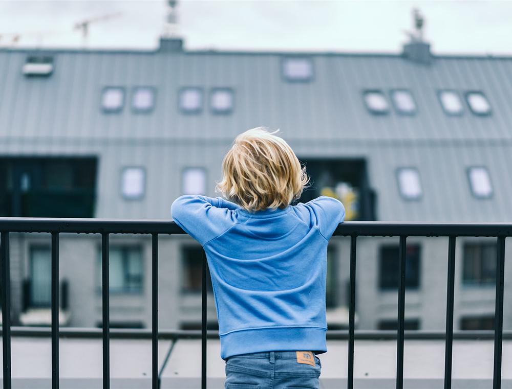 Achteraanzicht van blauwe trui