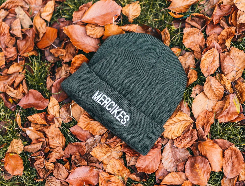 Groene muts met opdruk MERCIKES.