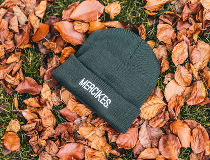 Groene muts met opdruk MERCIKES.