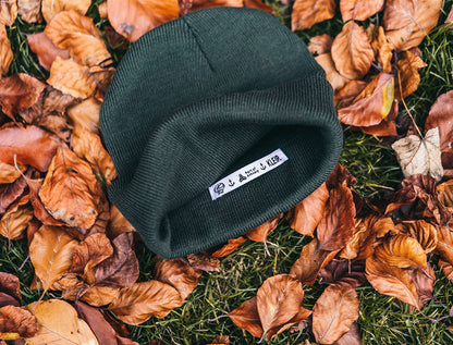 Groene muts met label.