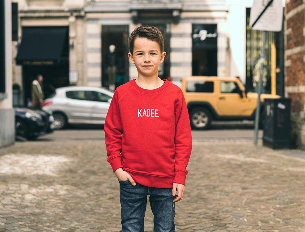 Jongen met rode trui met opdruk KADEE.