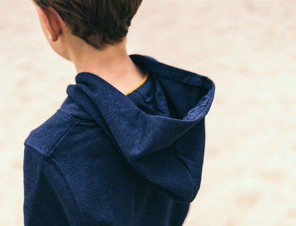 Jongen met blauwe hoodie met opdruk SJAREL.