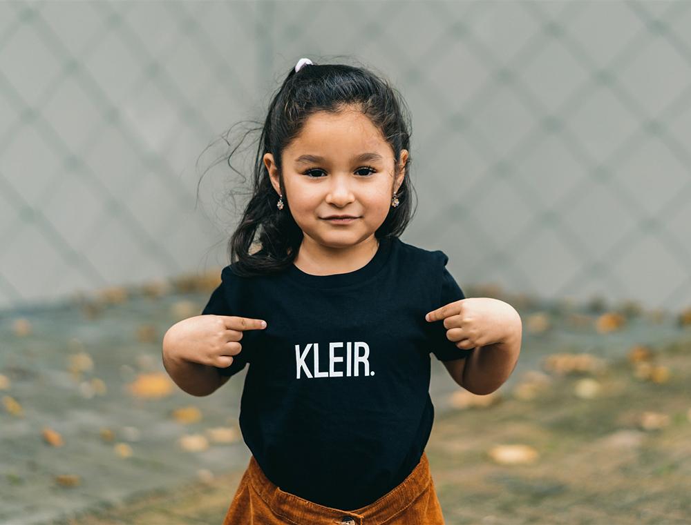 Zwarte T-shirt met opdruk KLEIR.