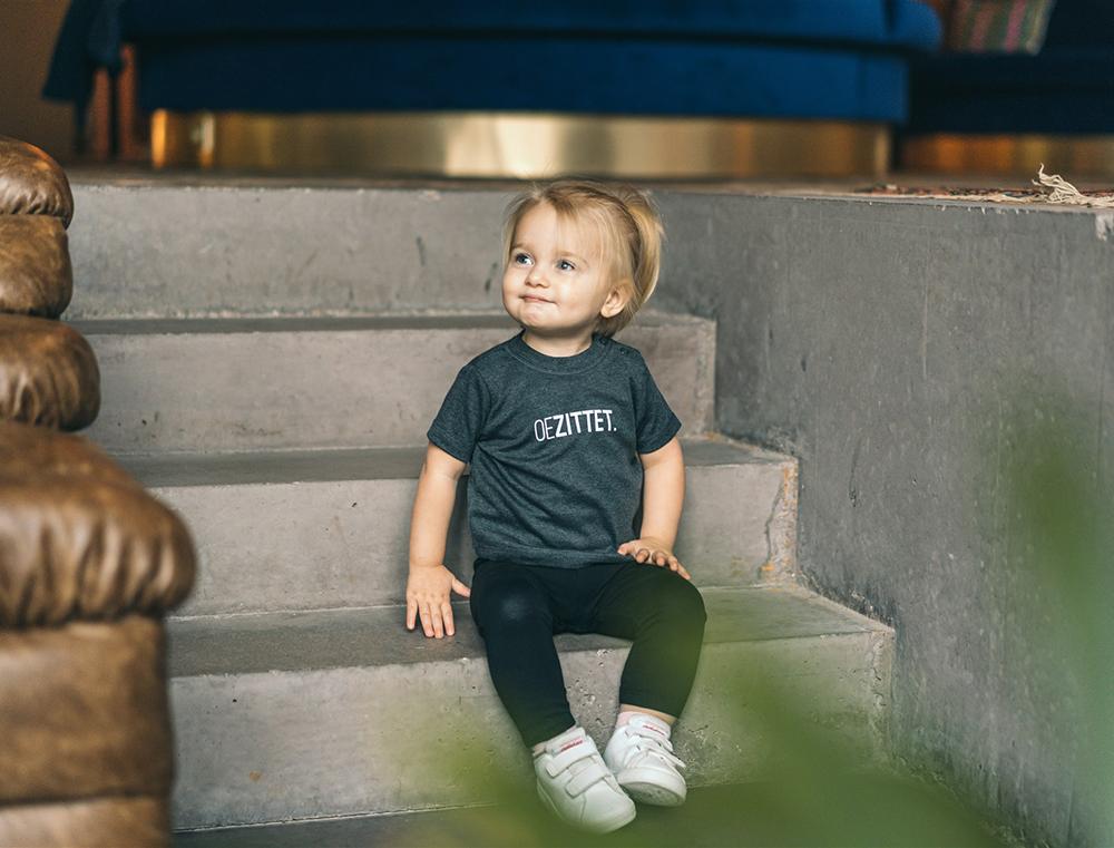 Donkergrijze T-shirt met opdruk OEZITTET