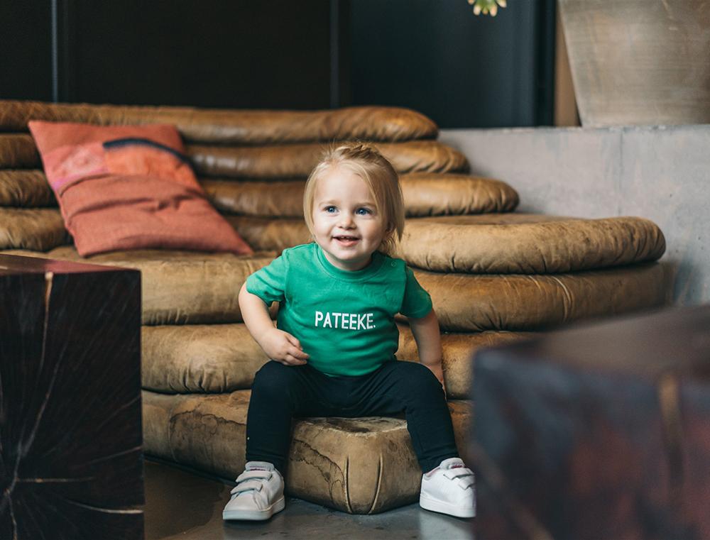 Groene T-shirt met opdruk PATEEKE.