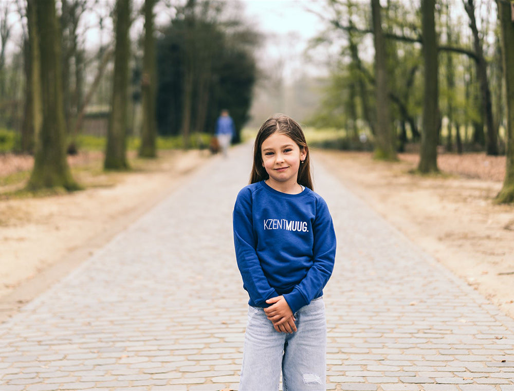Meisje met blauwe trui met opdruk KZENTMUUG.