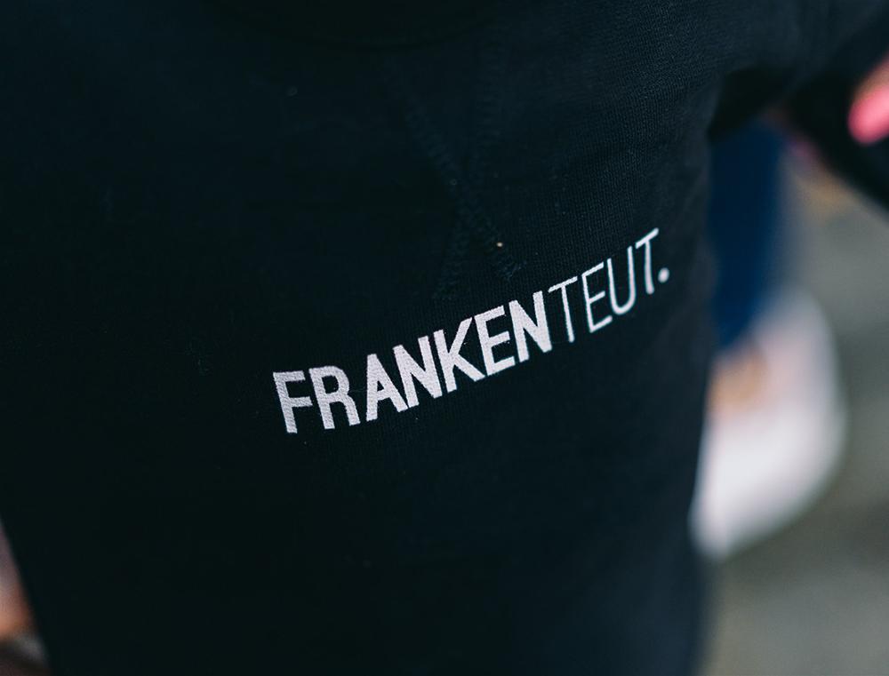 Close-up van zwarte trui met opdruk FRANKENTEUT