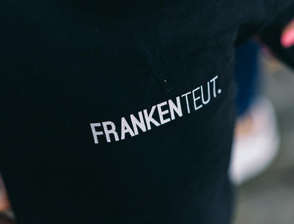Close-up van zwarte trui met opdruk FRANKENTEUT