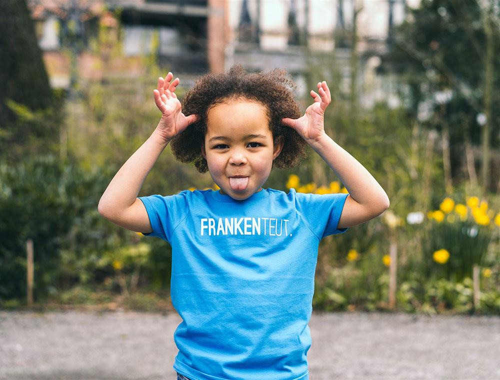 Meisje met lichtblauwe t-shirt met opdruk FRANKENTEUT.