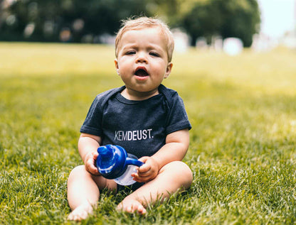 KEMDEUST. Baby body donkergrijs voorkant