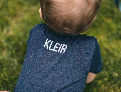 KEMDEUST. Baby body donkergrijs achterkant