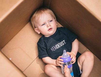 KEMDEUST. Baby body donkergrijs voorkant