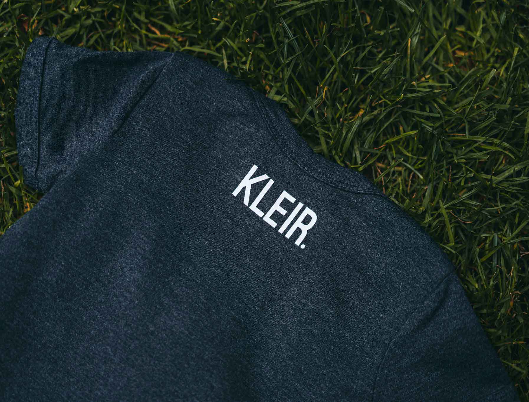 KEMDEUST. Baby body donkergrijs achterkant