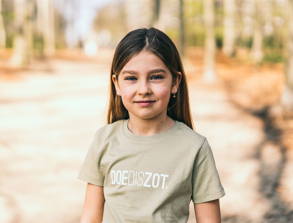 Meisje met een sage T-shirt met opdruk DOEDISZOT.