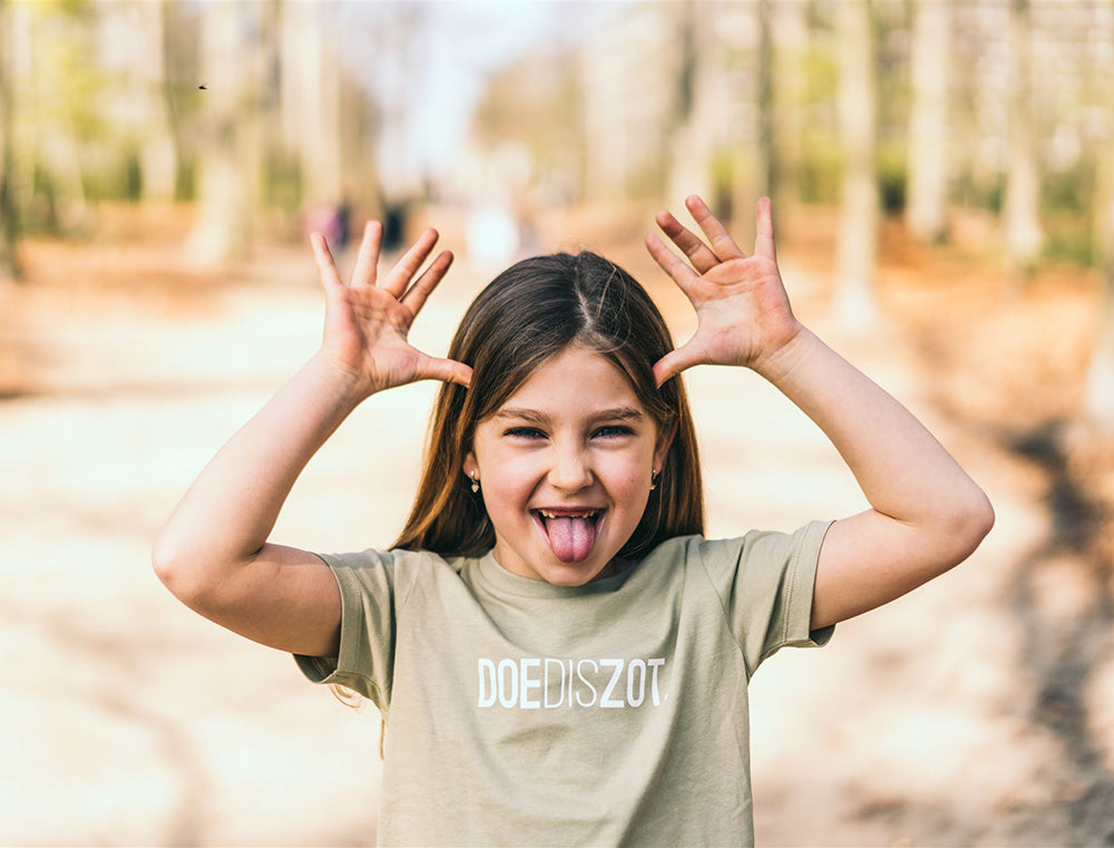Meisje met een sage T-shirt met opdruk DOEDISZOT.