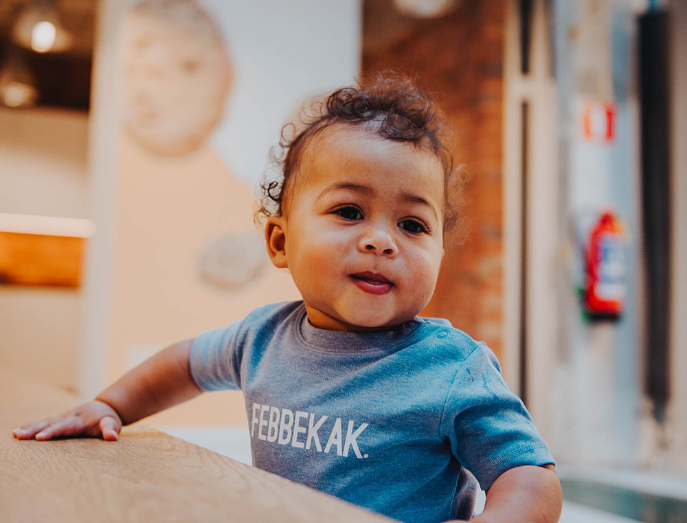 Jongen met baby T-shirt met opdruk FEBBEKAK.