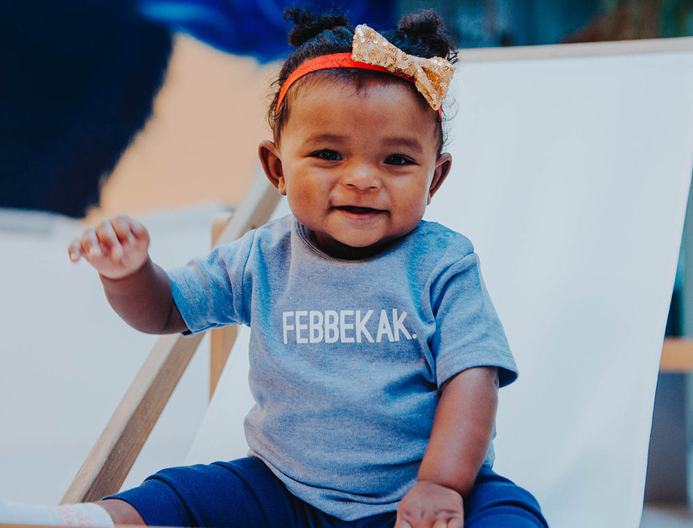Meisje met baby T-shirt met opdruk FEBBEKAK.