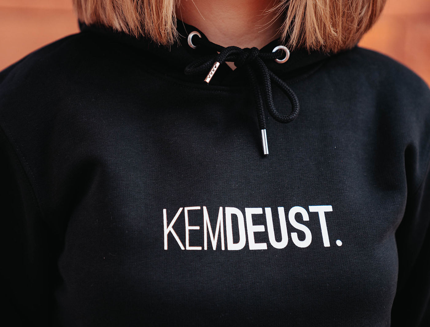Zwarte hoodie met opdruk KEMDEUST.