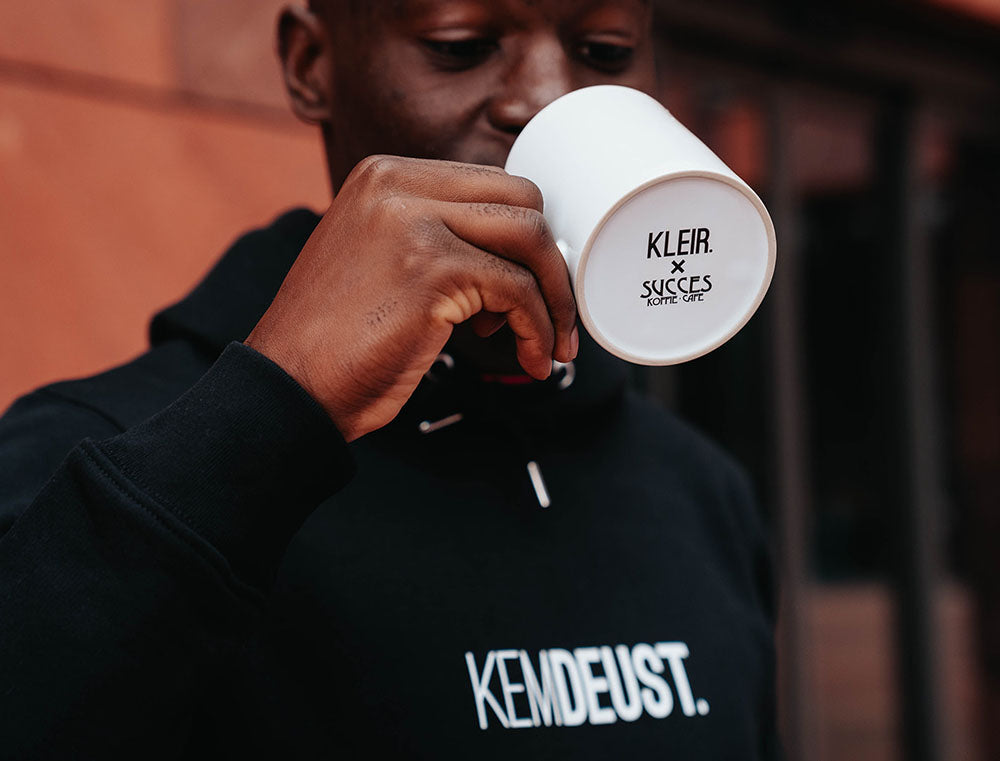 Onderkant van een tas met logo van KLEIR. en Succes Koffie.