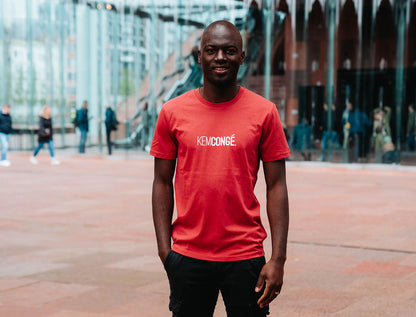 Man met een rode T-shirt met opdruk KEMCONGE.