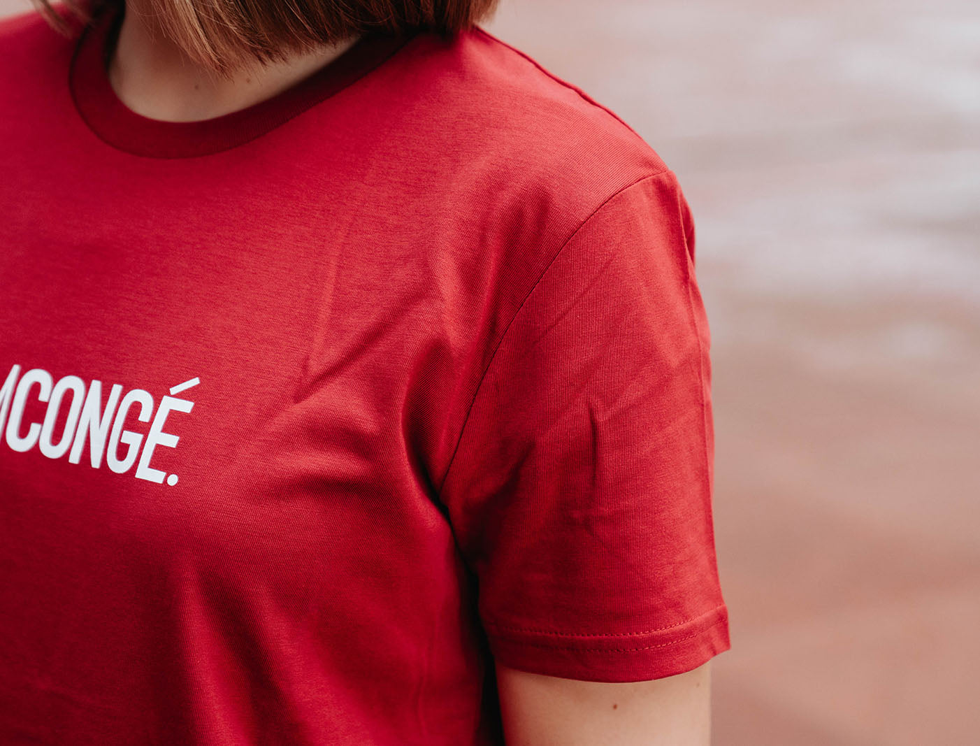 Close-up van een rode T-shirt.
