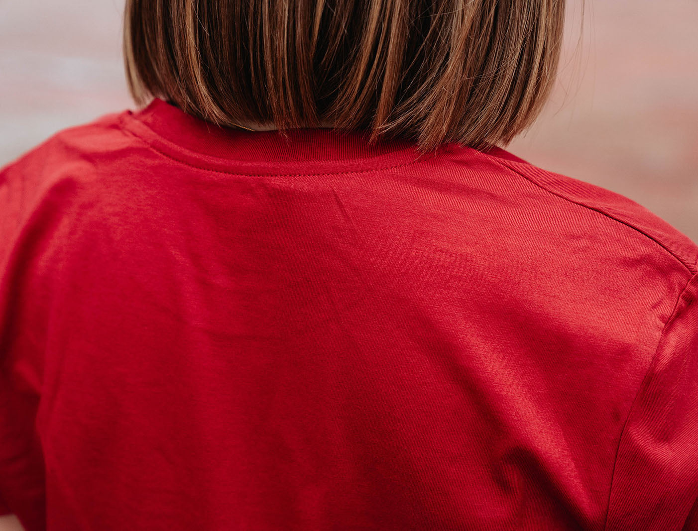 Close-up van een rode T-shirt.