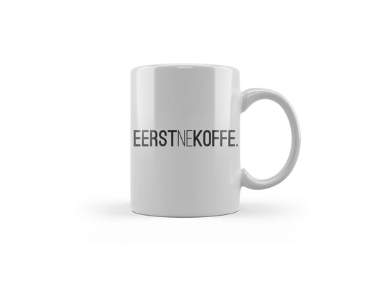 Een witte tas met opdruk EERSTNEKOFFE.