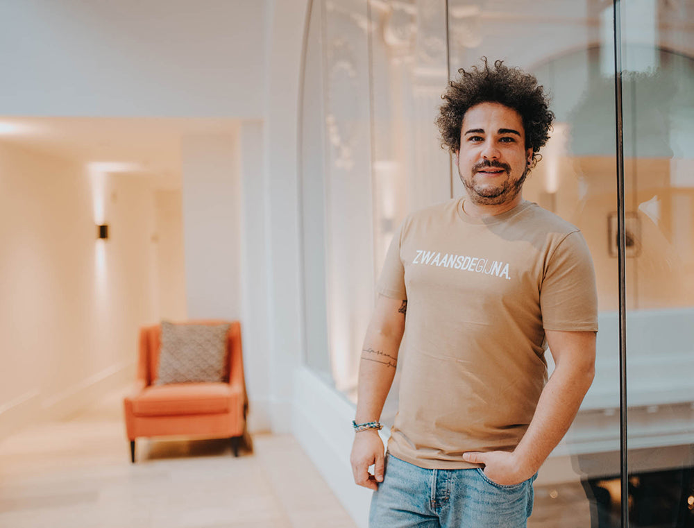 Man met een bruine T-shirt met opdruk ZWAANSDEGIJNA.