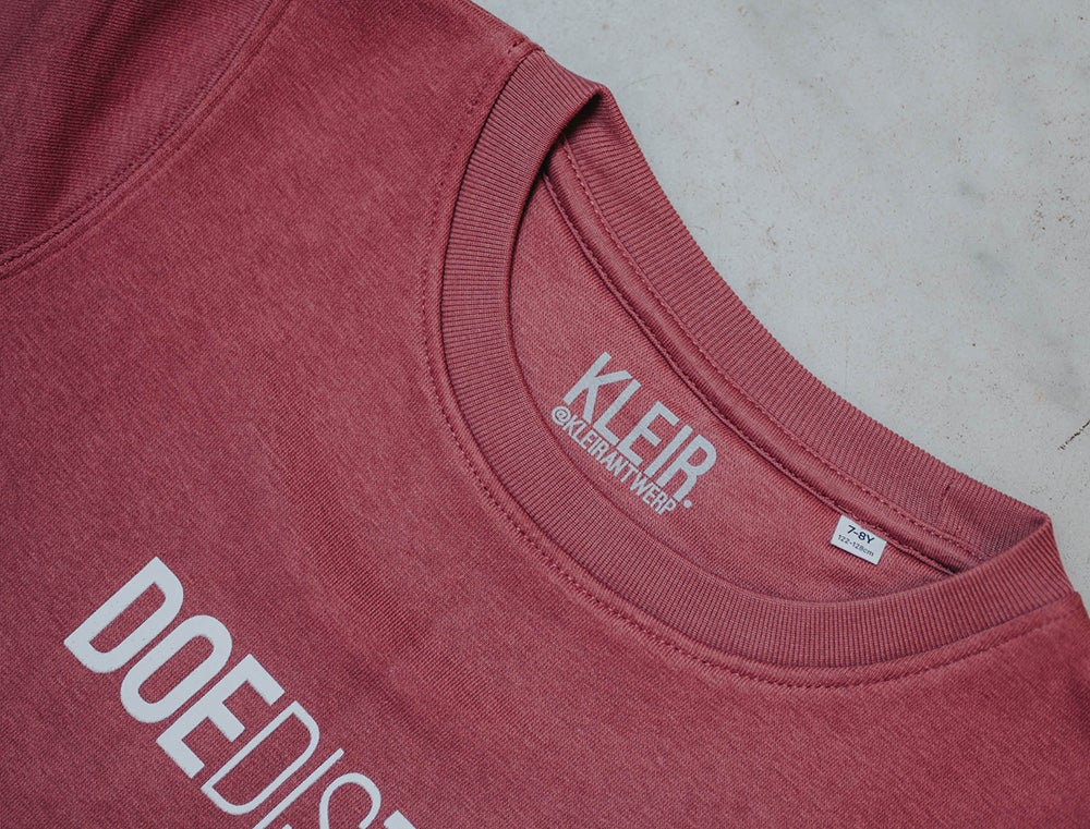 Close-up van een bordeaux trui.