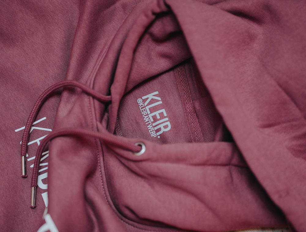 Close-up van een bordeaux hoodie.