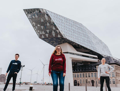 Man en 2 vrouwen met truien van onze Port of Antwerp collectie.