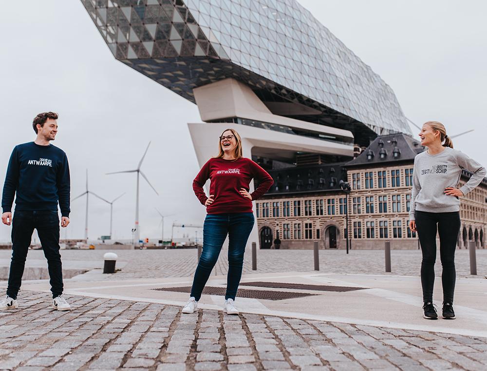 Man en 2 vrouwen met truien van onze Port of Antwerp collectie.
