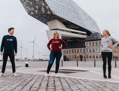 Man en 2 vrouwen met truien van onze Port of Antwerp collectie.