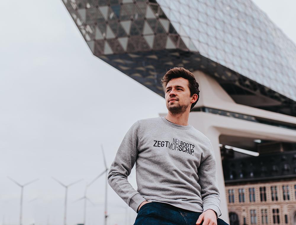 Man met grijze trui met opschrift NENBOOT?ZEGTMORSCHIP.