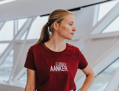 Vrouw met bordeaux T-shirt met opschrift GIJZEMENAANKER.