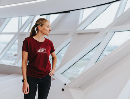 Vrouw met bordeaux T-shirt met opschrift GIJZEMENAANKER.