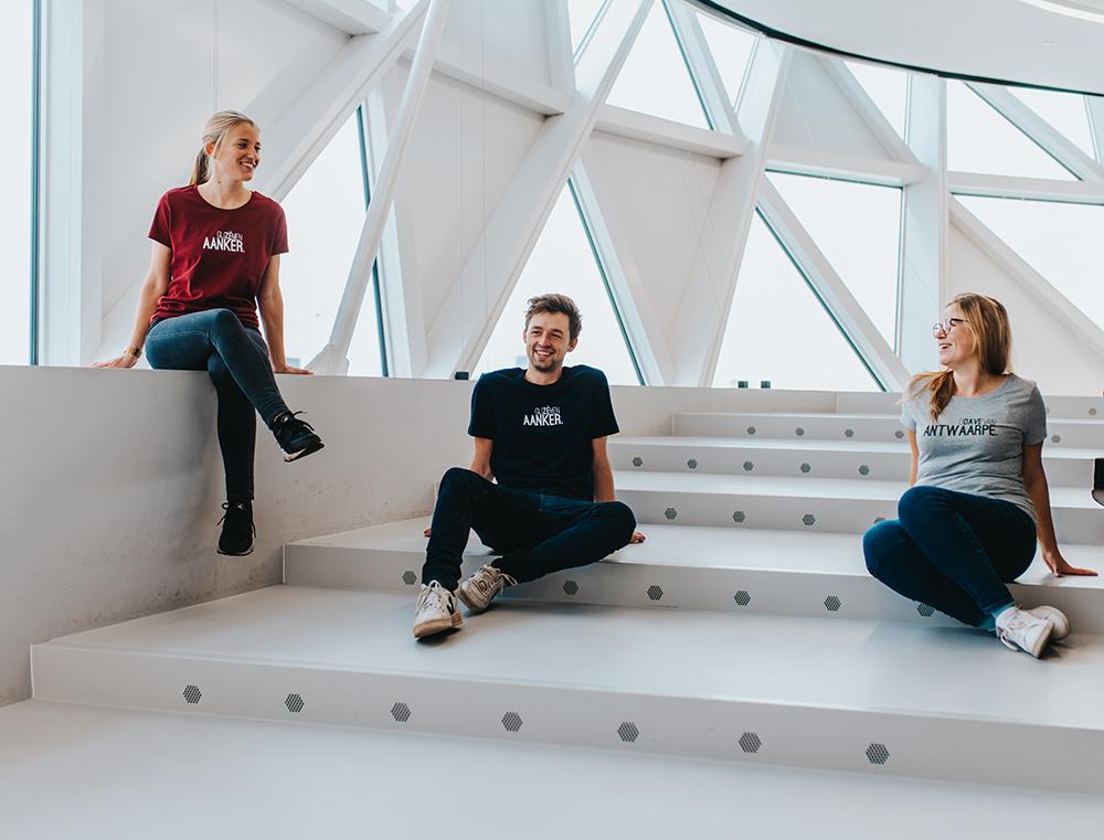 Man en 2 vrouwen met T-shirts van onze Port of Antwerp collectie.