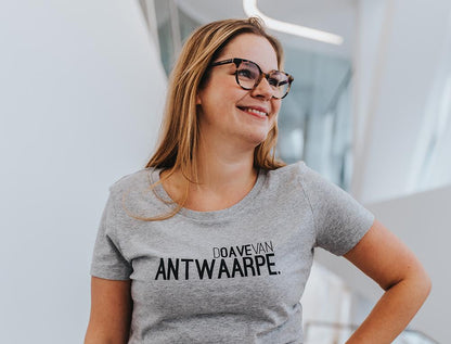 Vrouw met grijze T-shirt met opschrift DOAVEVANANTWAARPE.
